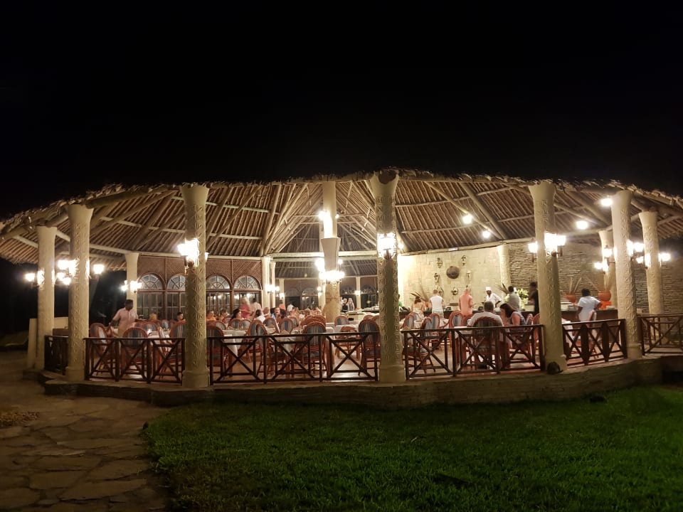 Restaurant am Abend Neptune Paradise Beach Resort & Spa