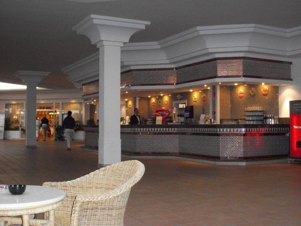 Bar Las Velas, links dahinter Eingang Hauptrestaurant Hotel Riu Paraiso Lanzarote