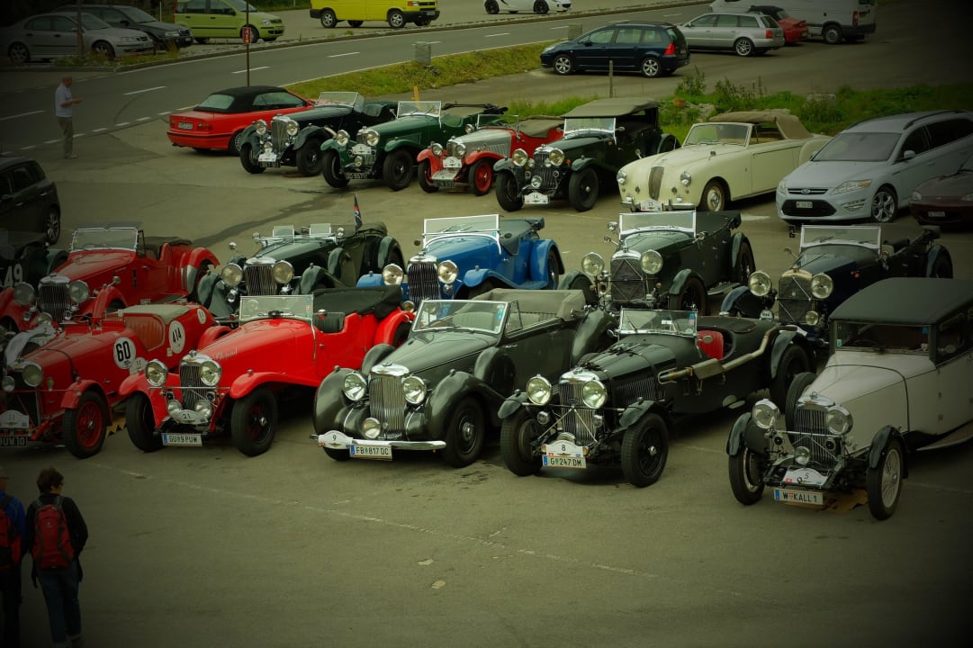 Bekannter Oldtimer-Treff dank grossem Parkplatz Berghotel Steingletscher