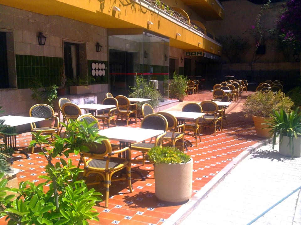 Bar und Eingang des Nachbarhotels FLOR los Almendros Apartamentos