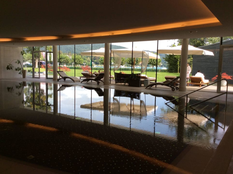 Hallenbad mit Ausblick Falkensteiner Schlosshotel Velden