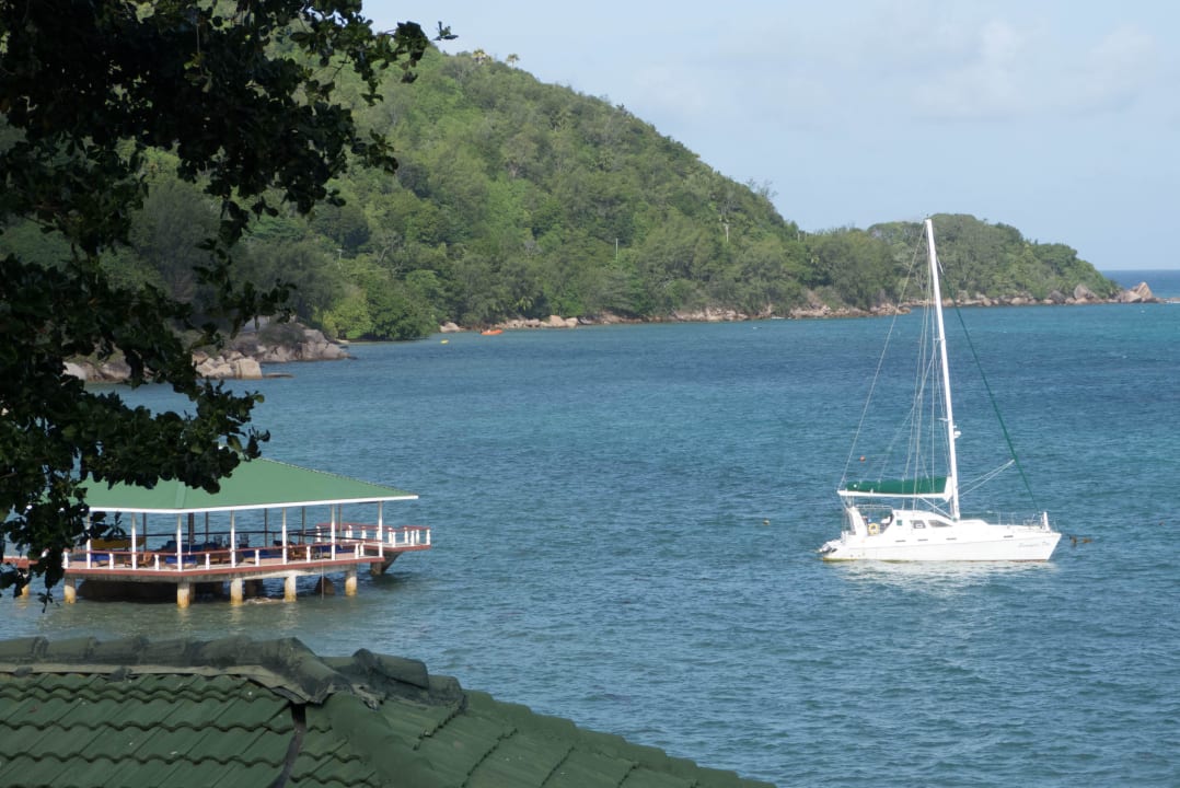 Hoteleigene Katamaran The Coco de Mer Hotel & Black Parrot Suites