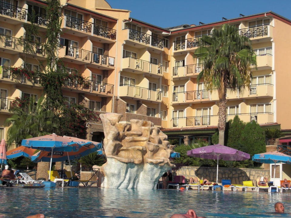 Pool mit Hotel im Hintergrund Seaden Corolla Hotel