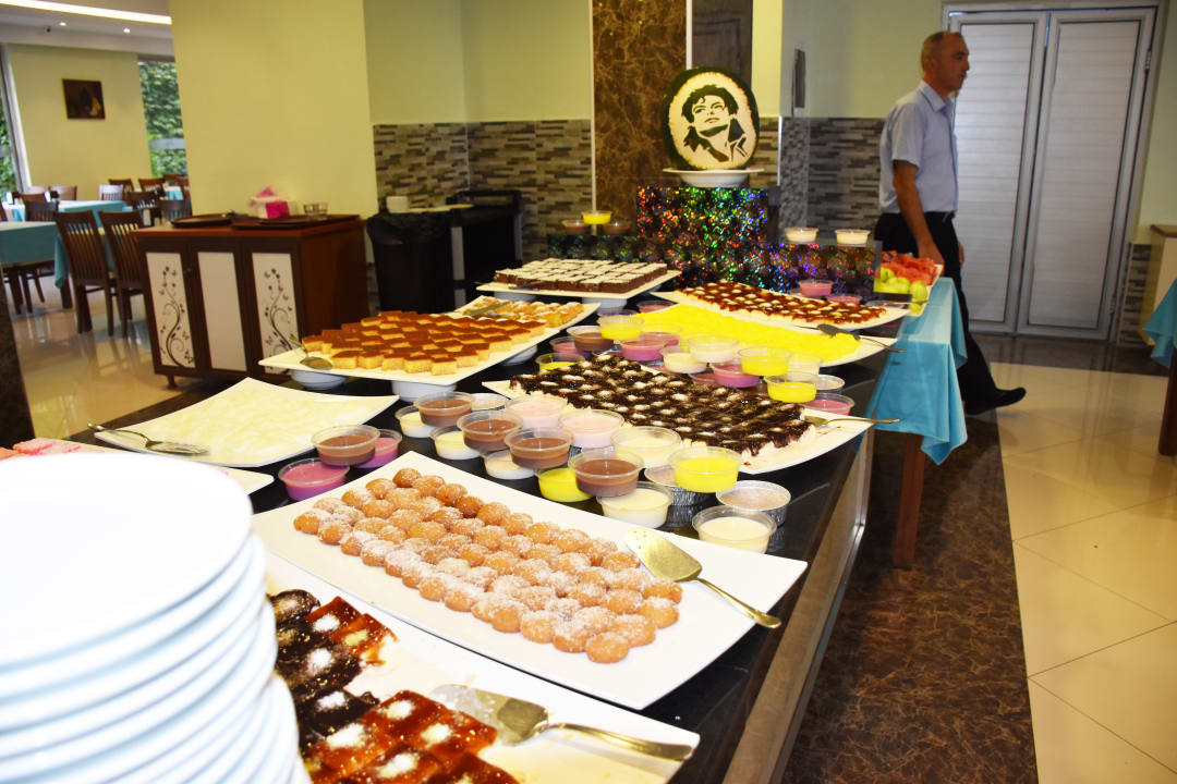 Nachspeise Mittagsbuffet Grand Atilla Hotel
