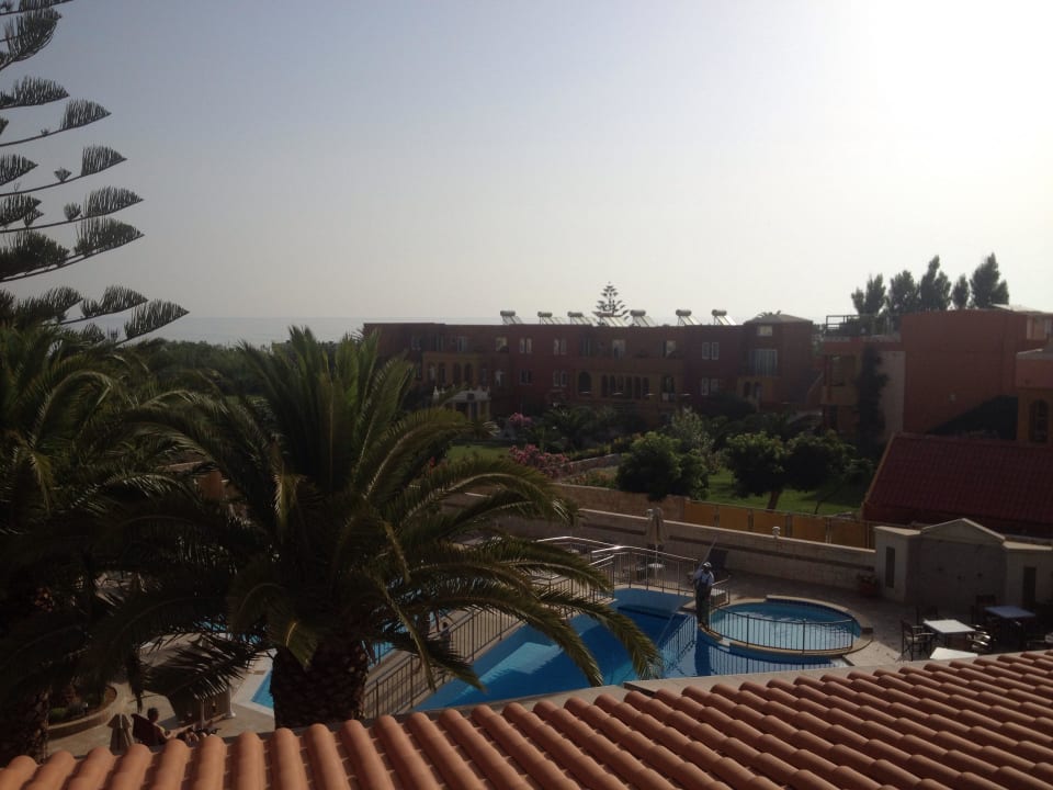 Ausblick zum Pool Vantaris Luxury Beach Resort