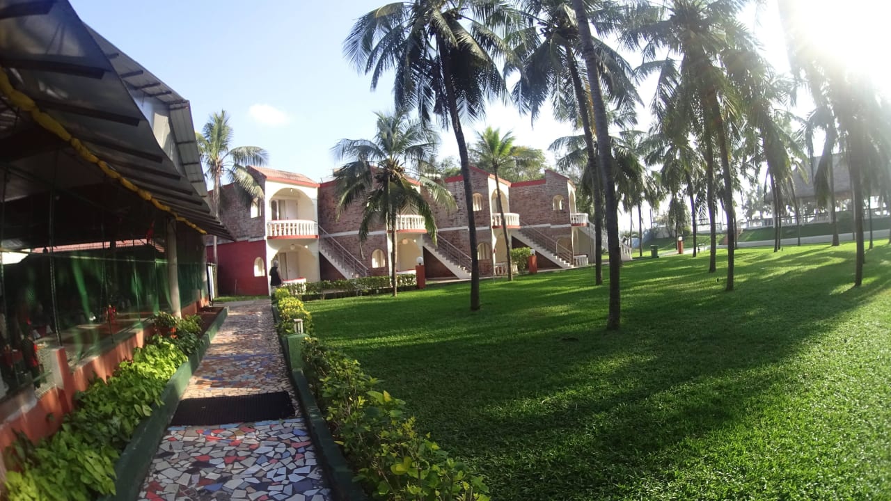 Links Restaurant, hinten Wohnhäuser Hotel Ideal Beach Resort