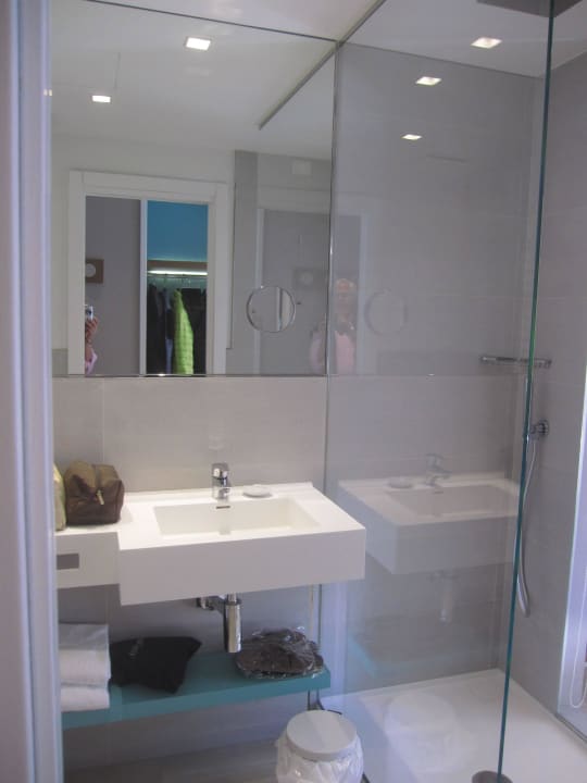 Waschtisch und Großdusche mit Regenwaldduschkopf Hotel Castello Lake Front