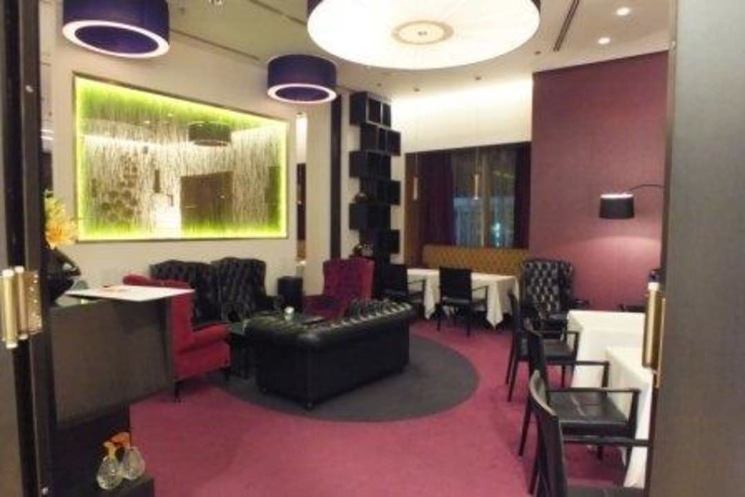 Blick in das kleine Restaurant InterContinental Warszawa