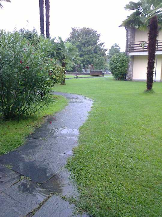Garten im Regen Hotel Albergo Mimosa