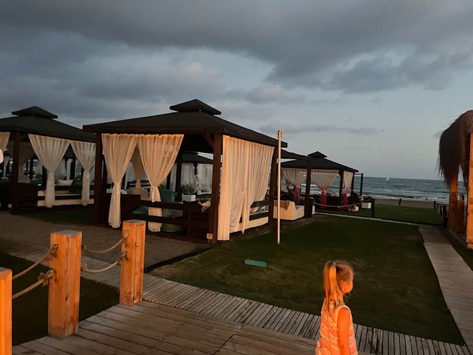 Strand Kamelya Aishen Club