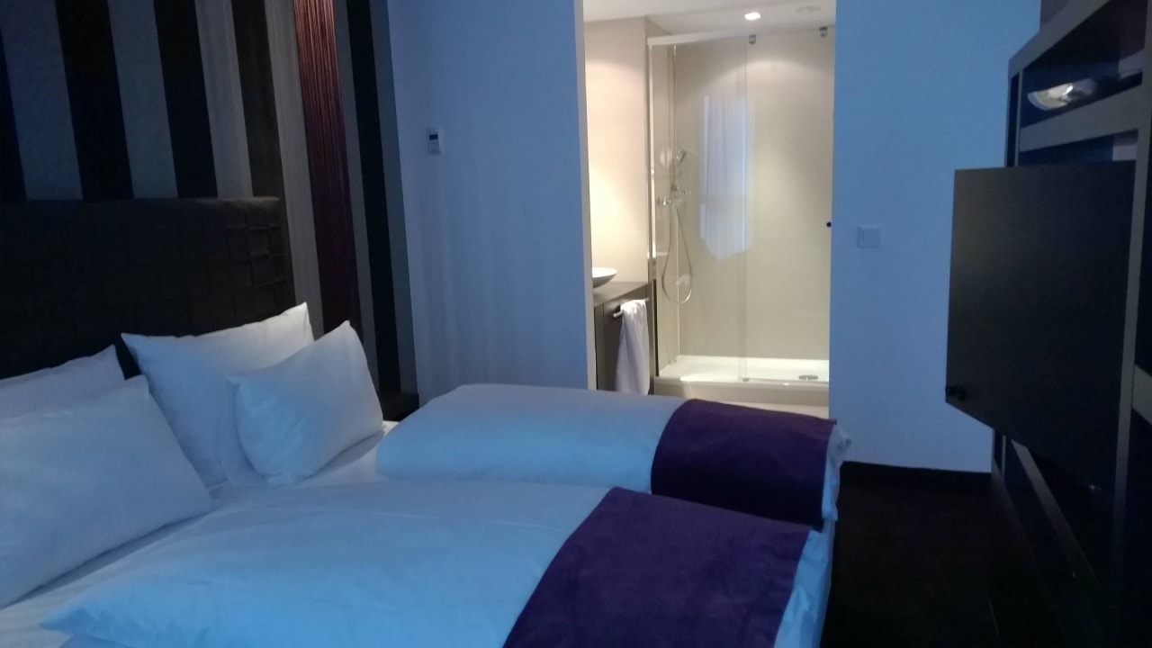 Blick zur Dusche (halboffen) Goodman's Living Apartments