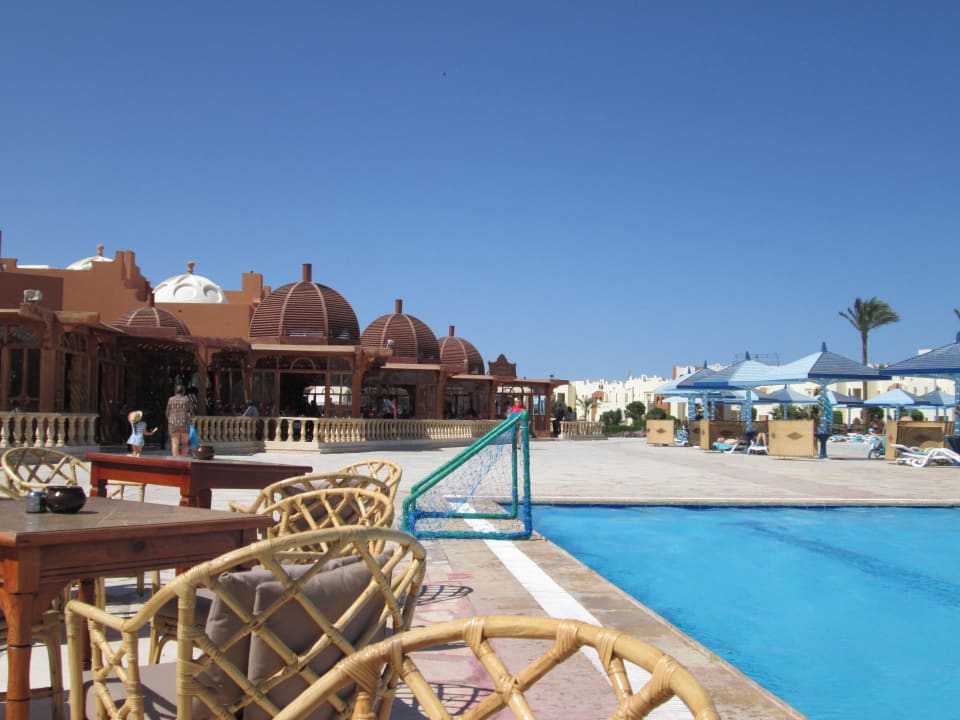 Sportpool mit Bar daneben SUNRISE Royal Makadi Resort
