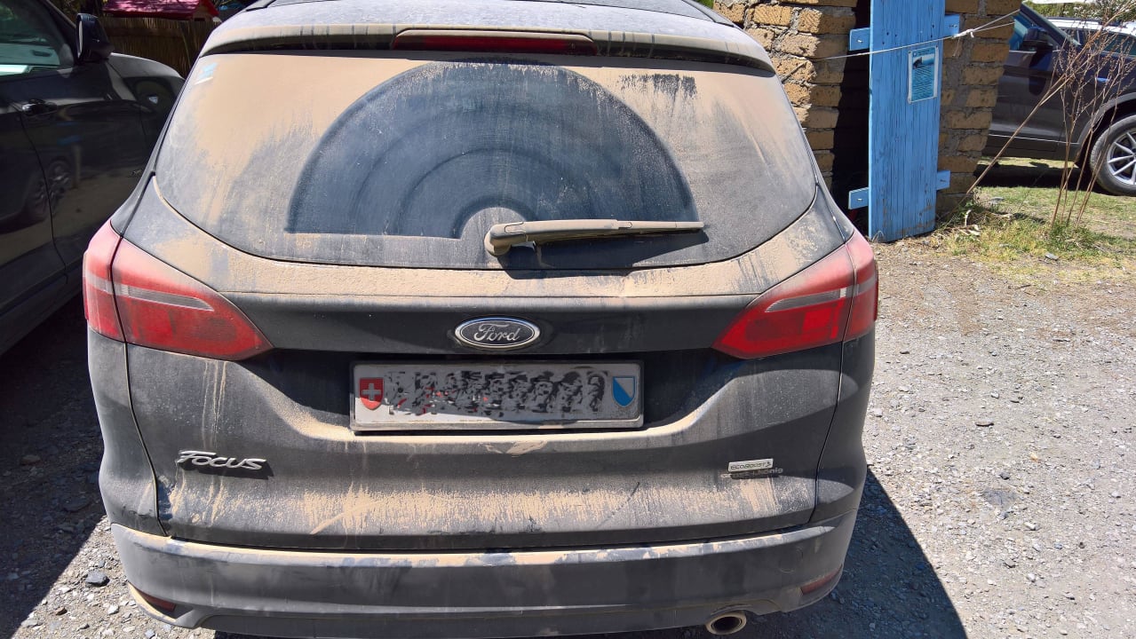 Die Wege in der Anlage sind staubig. Hotel Tenuta Delle Ripalte