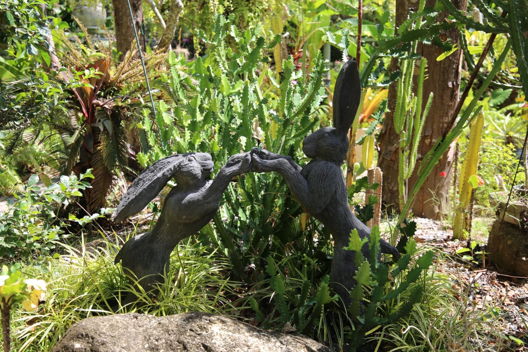 Skulptur im Orchideengarten Thavorn Palm Beach Resort Phuket