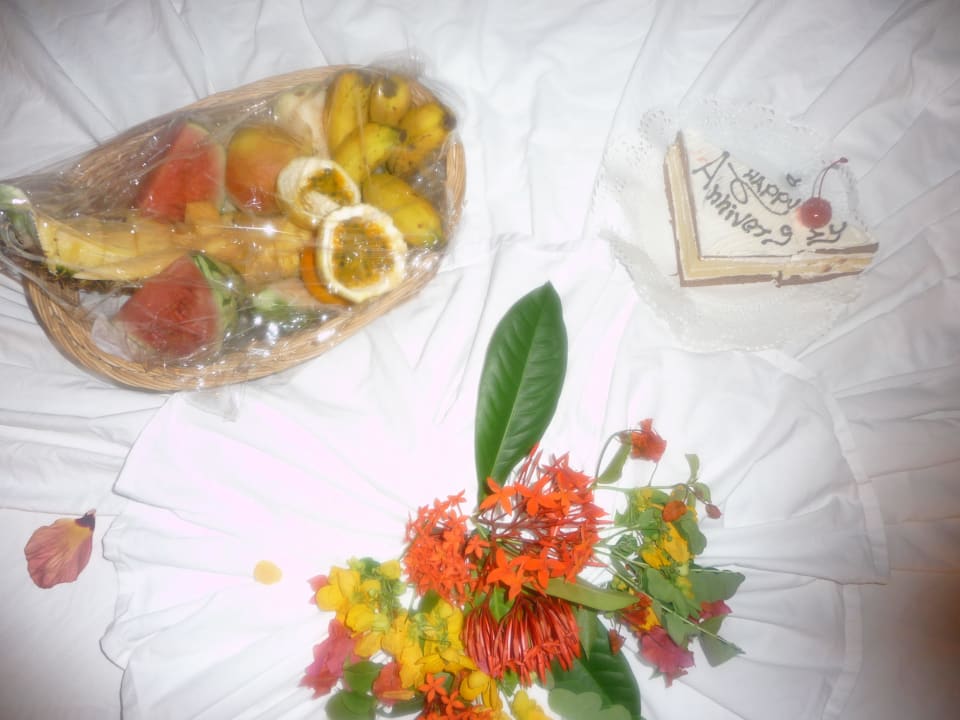 Obstkorb, Blumen und Torte zur Silberhochzeit Embudu Village