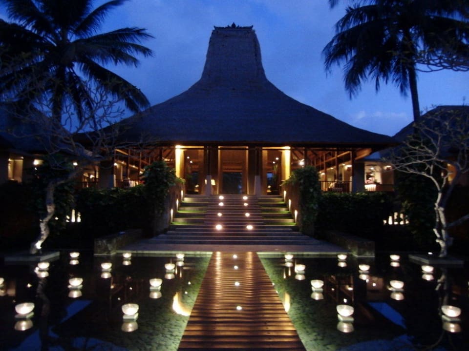 Hauptzugang Maya Ubud Resort & Spa Bali