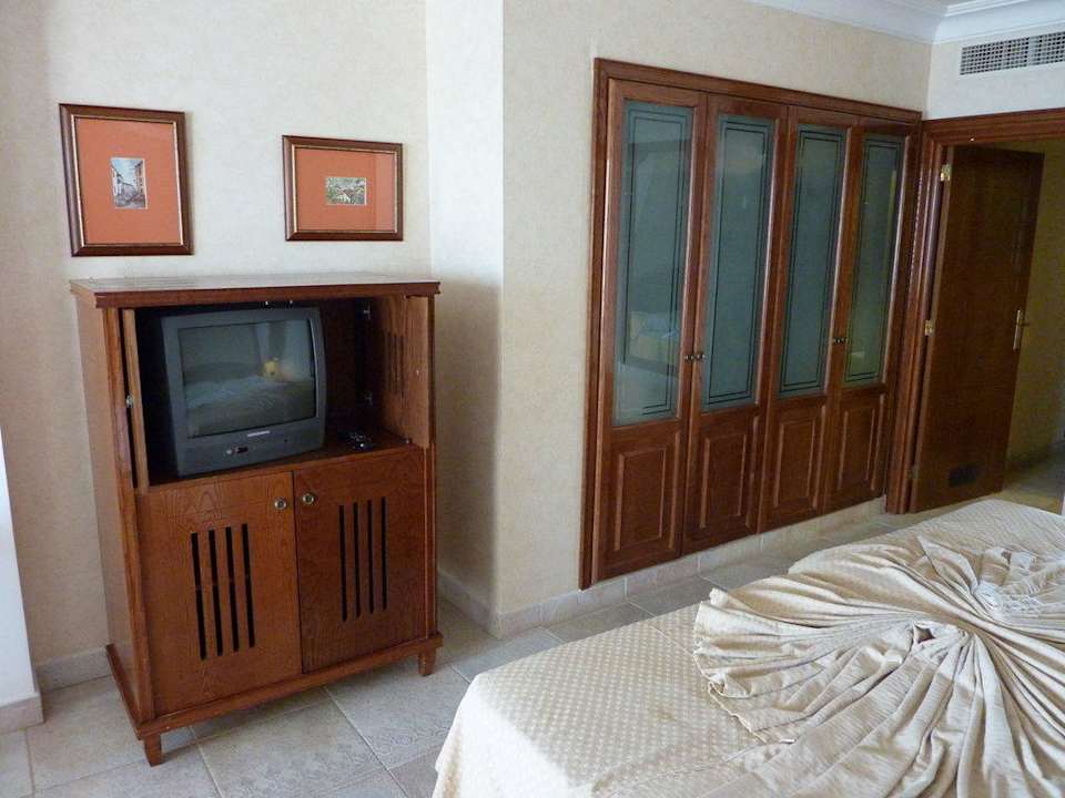 Fernseh- und Kleiderschrank Gran Tacande Wellness & Relax Costa Adeje