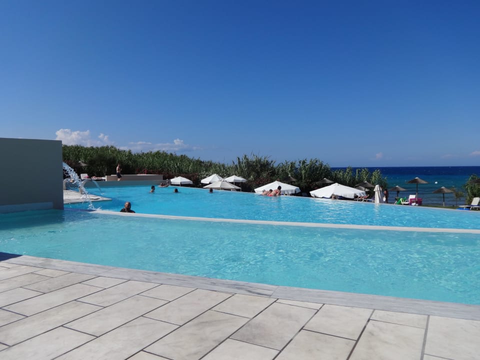 Im Vordergrund der Whirlpool Atlantica Eleon Grand Resort, Tragaki