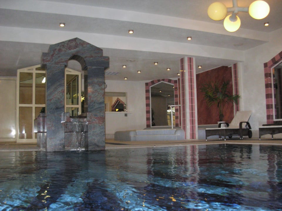 Das großzügige Hallenbad Vitalhotel Sonneck
