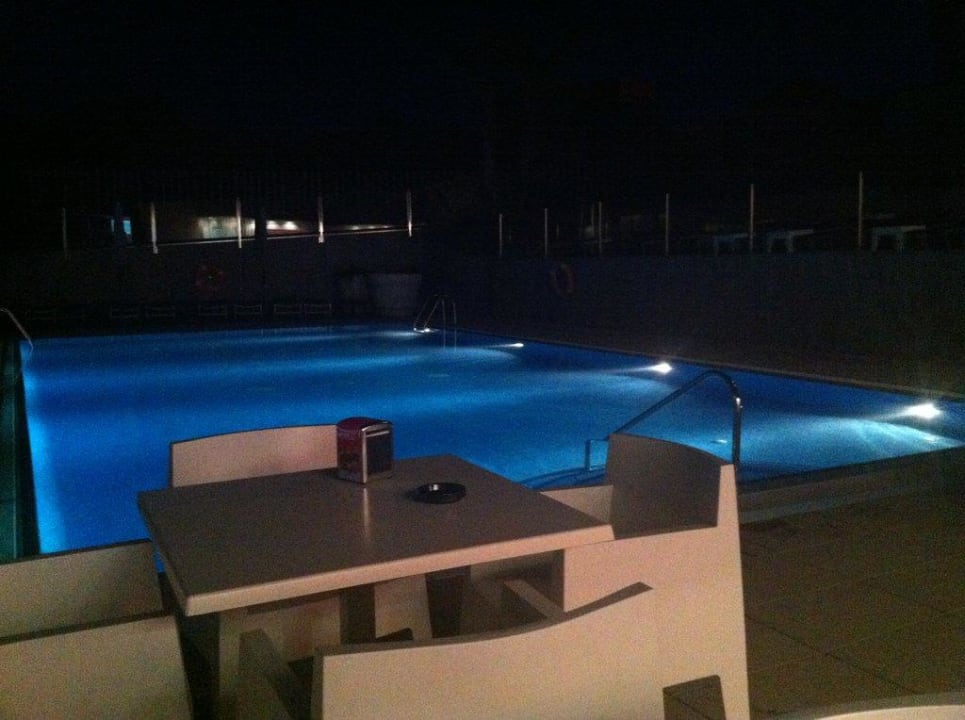 Pool abends Hotel Four Elements Suites
