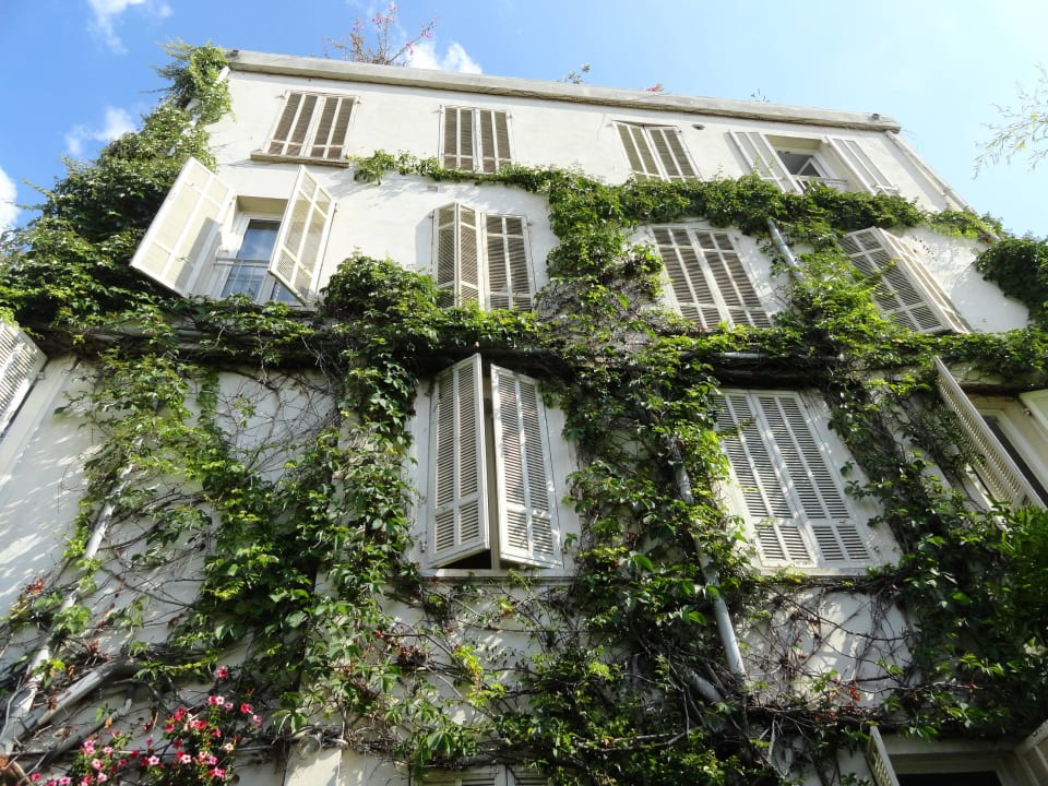 Hotel vom Garten aus gesehen Edward's Hotel