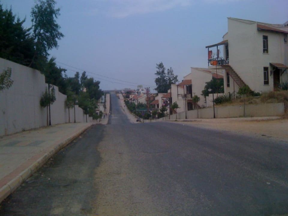 Blick vom Eingang aus links die Straße entlang Hotel Gardenia Beach