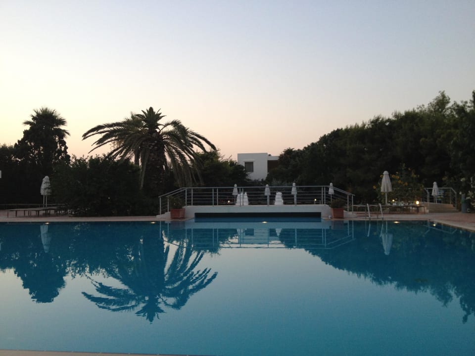 Oberer Pool Caravia Beach Hotel