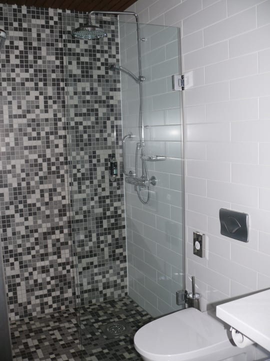 Schönes modernes Badezimmer Clarion Collection Hotel Katajanokka