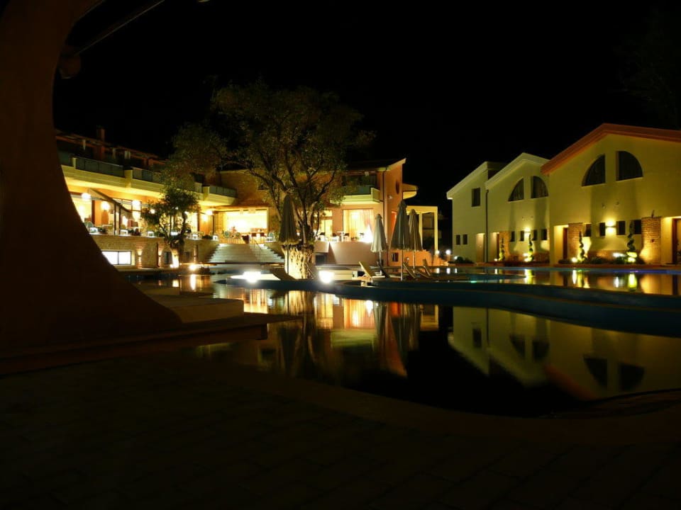 Hotelanlage bei Nacht Alexandra Golden Boutique - Adults only