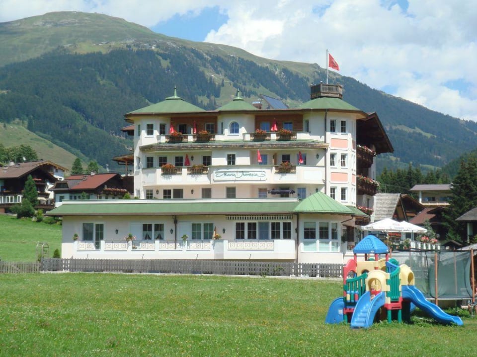 Sicht auf den neuen Teil von der Haupstrasse aus Hotel Maria Theresia