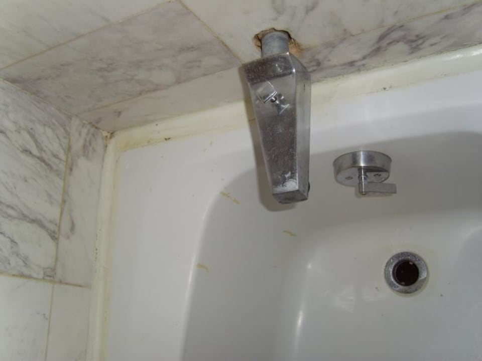 Nahaufnahme vom Wasserhahn & dem Dreck daneben Hotel Los Aluxes