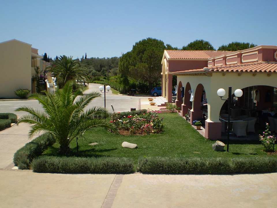 Blick vom Pool Richtung Rezeption Capo Di Corfu  (Im Umbau/Renovierung)