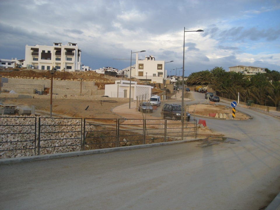 Baustelle in der Nachbarschaft Hotel Clube Porto Mos
