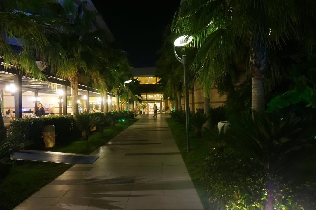 Weg vom Pool zum Hotel Sherwood Dreams Resort