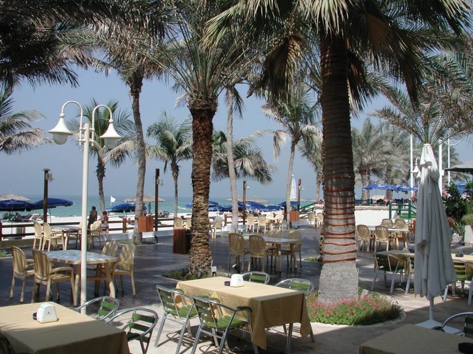 Strand und Restaurant des Grand Hotels Sharjah Corniche Hotel Sharjah