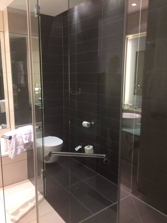 Bad mit Dusche Vienna House by Wyndham Andel's Berlin