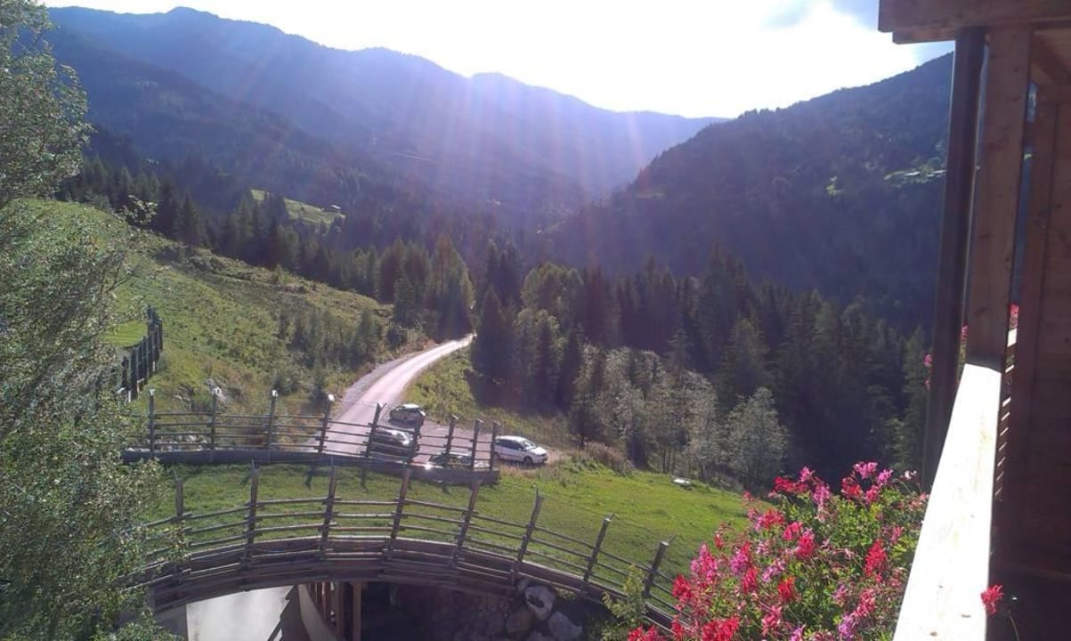 Unser Balkonblick Richtung Tal und Bergstraße Holzhotel Forsthofalm