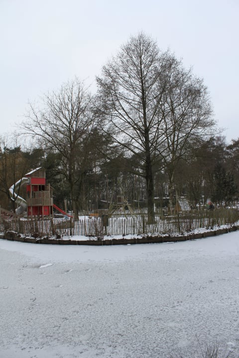 Eingefrorener See und Spielplatz Ferienpark Landal De Lommerbergen