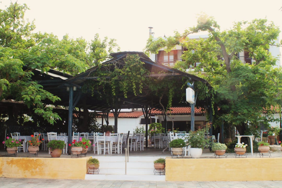 Ansicht zur hauseigenen Taverne Akroyali Hotel & Villas