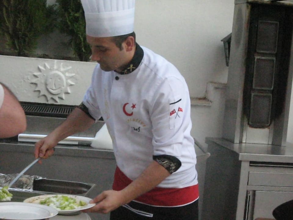 Meisteerkoch Nr. 1 beim Essen austeilen  Hotel Sinatra