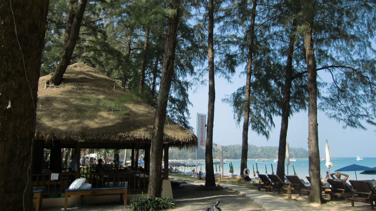 Am Strand entlang Best Western Premier Bangtao Beach Resort & Spa