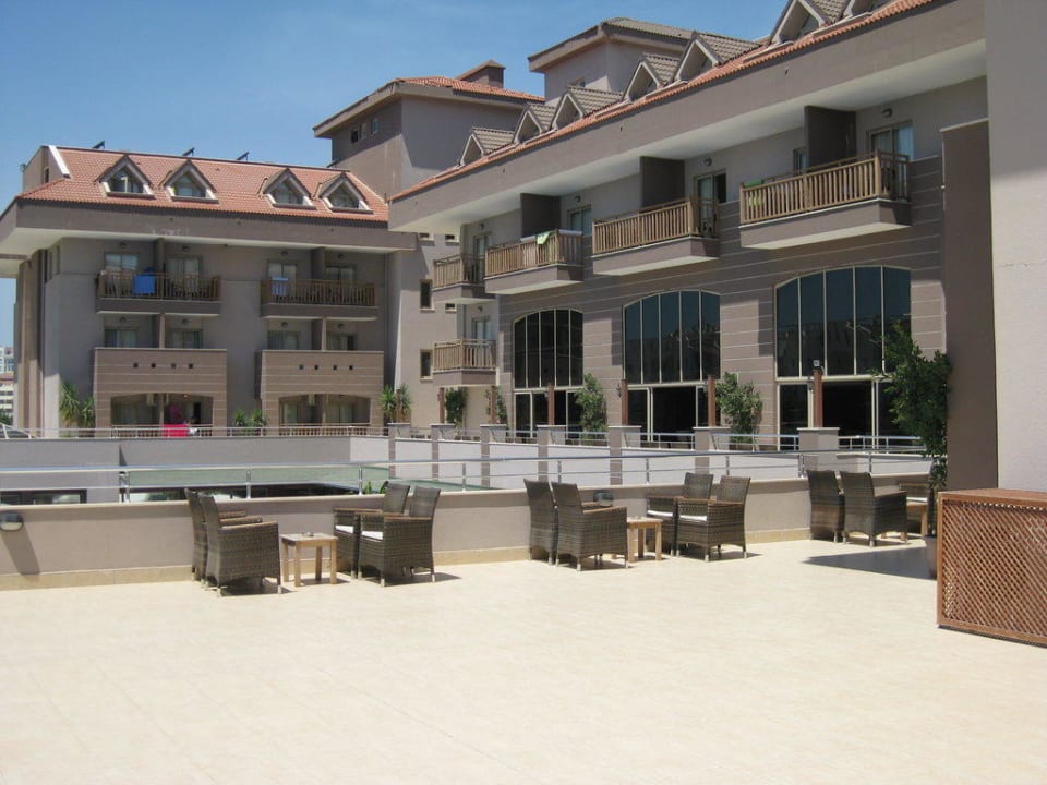 Sitzgelegenheiten beim Nebengebäude Hane Family Resort