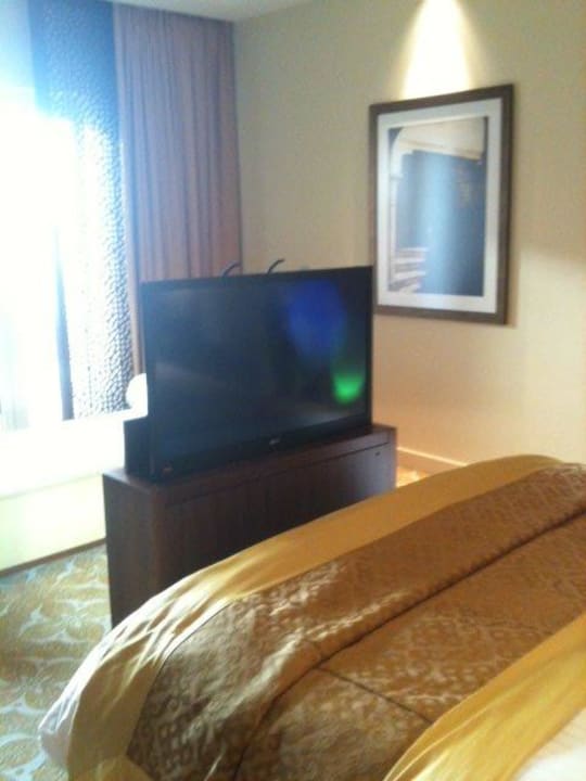 Cama con tv mobil The Ritz-Carlton, Dubai
