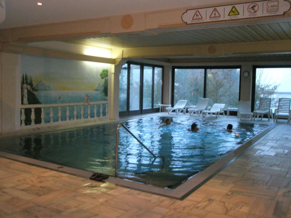 Hallenbad mit Blickrichtung in den Garten Hotel Germania Gastein