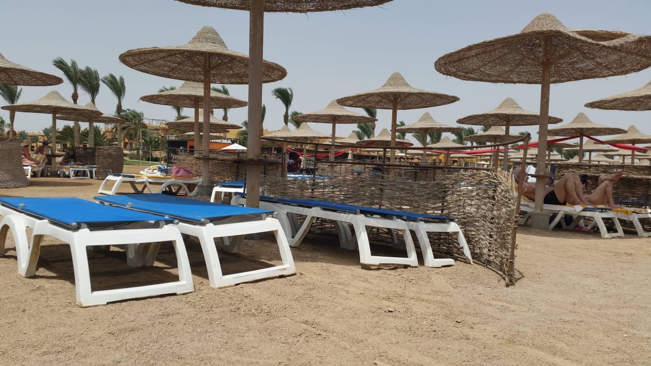Neue Liege, alter Windfang Stella Beach Resort & Spa Makadi Bay