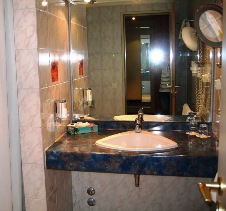 Großer Waschtisch mit Föhn, Kosmetikspiegel, Kleenex-Tücher Hotel Ratswaage