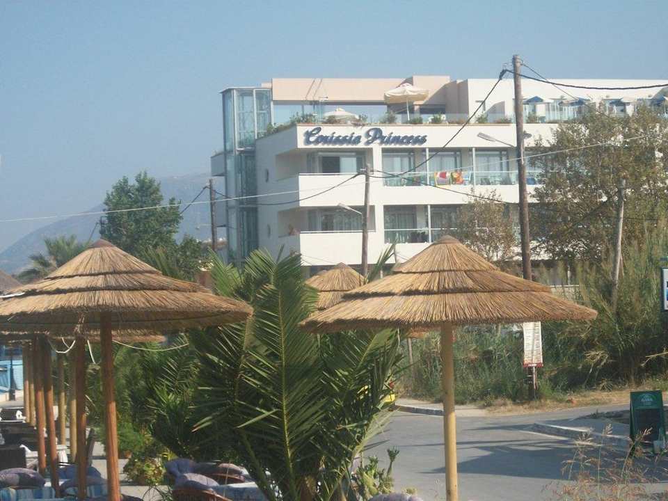 Von der Strandpromenade aus Hotel Corissia Princess