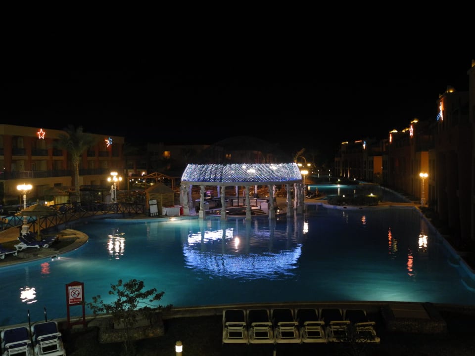 Pool und Poolbar Hotel Titanic Palace
