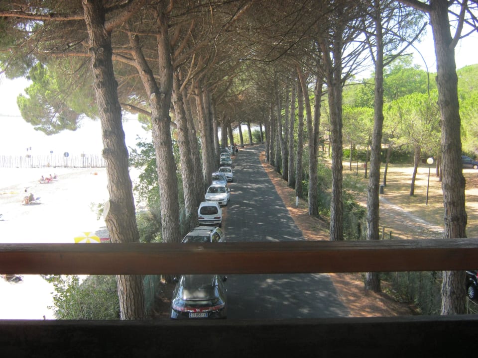 Straße unter der Brücke zum Strand Belvedere Pineta Camping Village