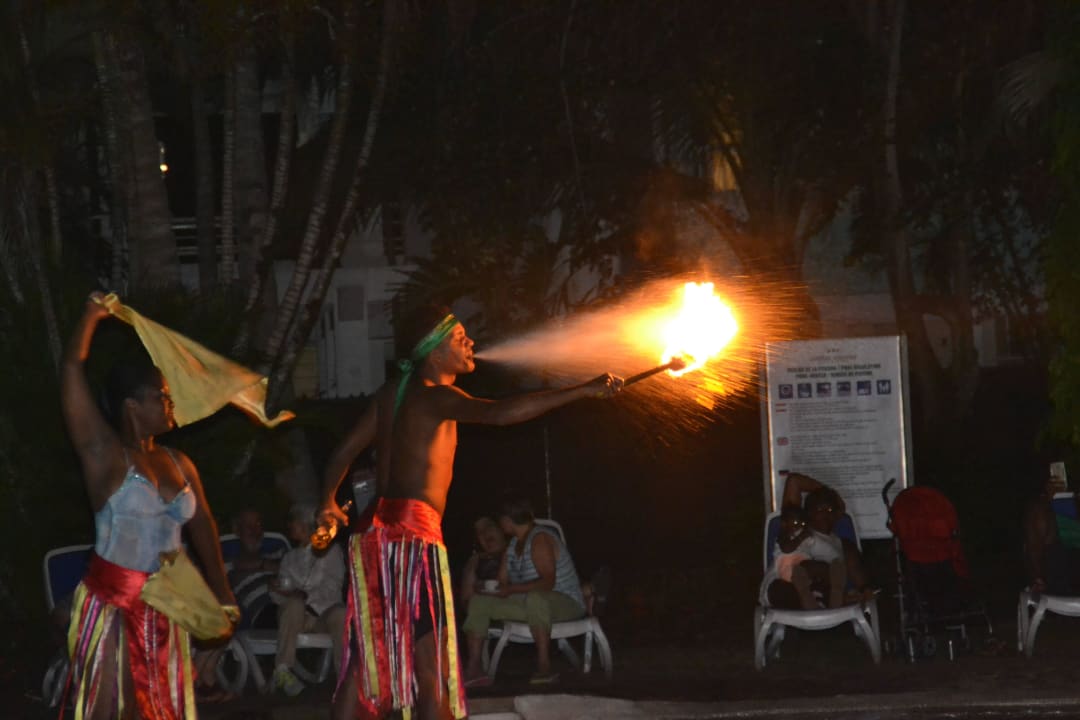 Feuershow am Pool. Wyndham Alltra Samana